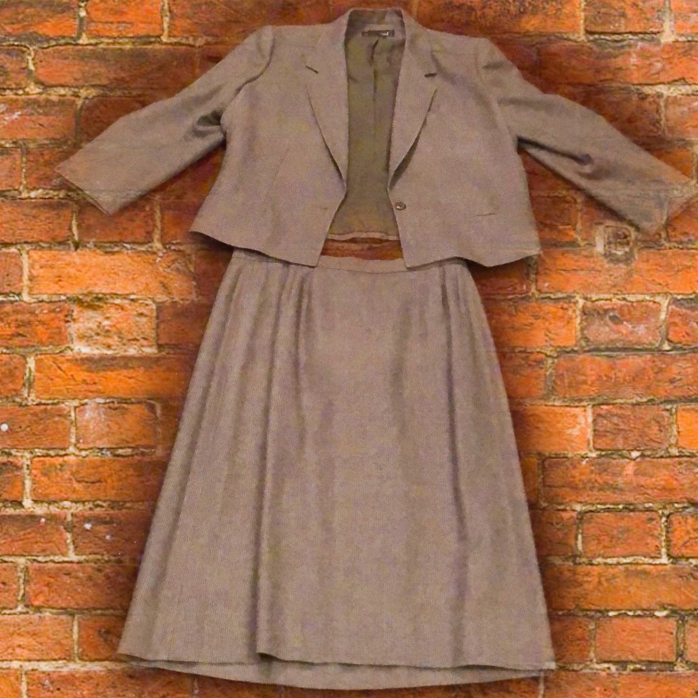 Harve Bernard 100% Wool Suit Size 16